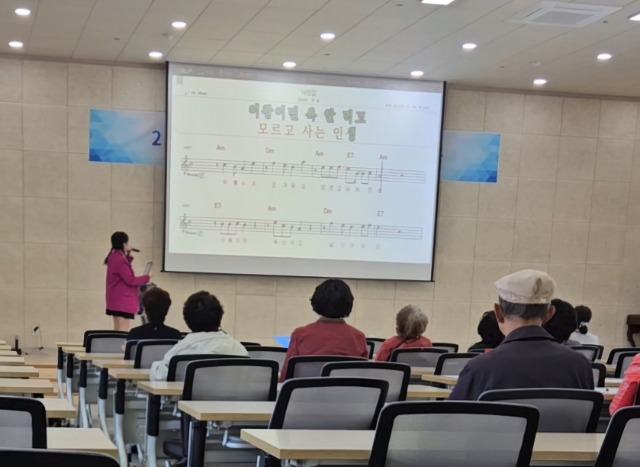사진1 노래교실 운영사진.jpg
