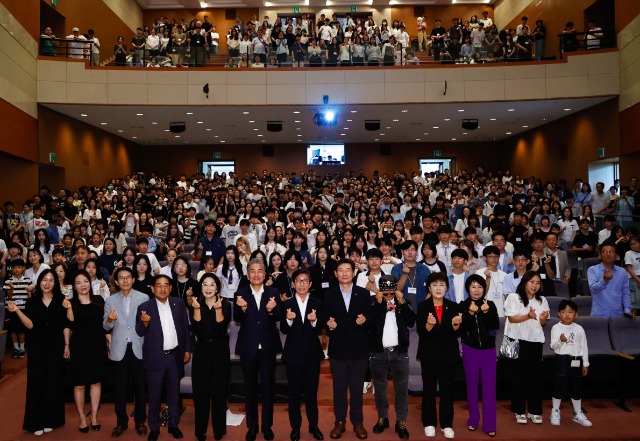 10-1. 용인특례시청 에이스홀에서 14일 용인시장학재단 장학증서 수여식이 열렸다..jpg