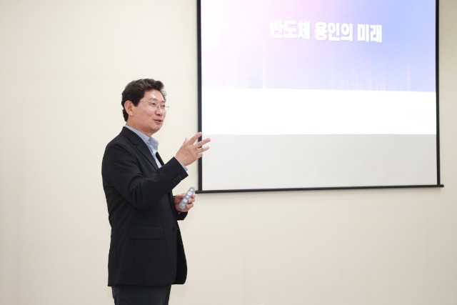 8-1. 이상일 용인특례시장은 19일 UNIST 과정에서 반도체 용인의 미래 주제로 특강을 진행했다.jpg