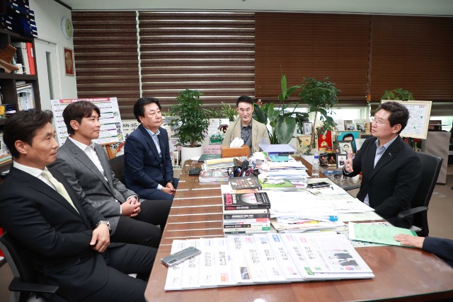 9-1. 내년 K리그2 참가를 목표로 창단 작업을 진행 중인 용인특례시가 19일 용인FC(가칭) 테크니컬디렉터로 전 축구 국가대표 간판 공격수 이동국 선수를 선임했다..jpg