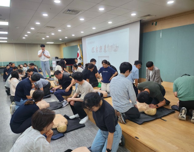 5-1. 용인특례시 기흥구가 25일 청사 내 소방훈련과 응급처치 교육을 진행했다..jpg