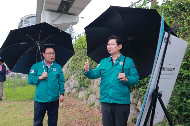 7-1. 25일 금학천에서 이상일 시장이 준설사업 현장을 시찰하고 있다.jpg