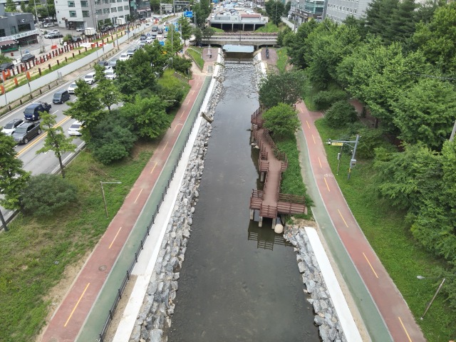 10-1. 지곡천 호안 정비공사.jpg