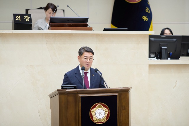 사진1. 이진규 의원이 27일 열린 제293차 제1회 정례회 제3차 본회의에서 시정 질문을 하고 있다..jpg