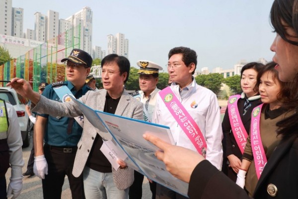 7-1. 이상일 용인특례시장은 30일 서룡초를 찾아 학교 주변 통학로를 점검하고 교통안전 캠페인에 동참했다.JPG
