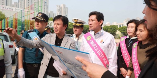 7-1. 이상일 용인특례시장은 30일 서룡초를 찾아 학교 주변 통학로를 점검하고 교통안전 캠페인에 동참했다.JPG