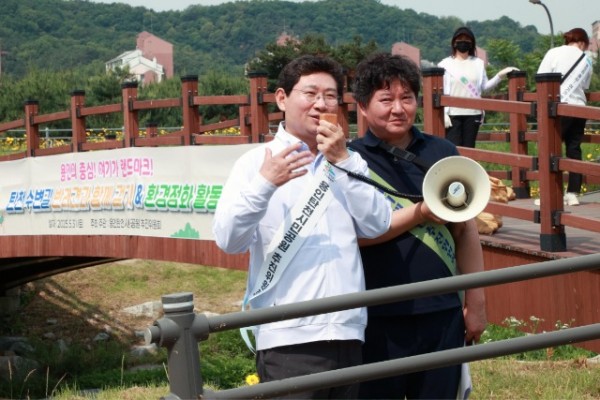 1-1. 5월 31일 탄천수변길 반려견과 함께 걷기 &amp; 환경정화 활동에 참석한 이상일 시장이 인사말을 하고 있다.jpg