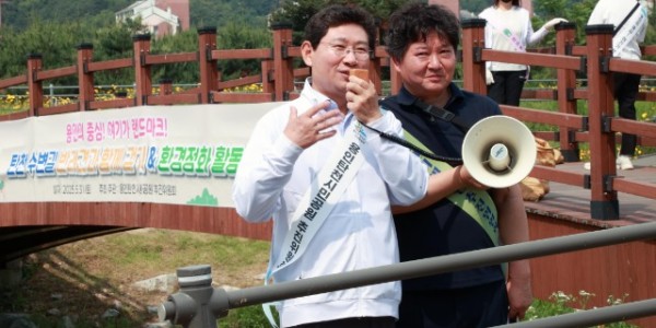 1-1. 5월 31일 탄천수변길 반려견과 함께 걷기 &amp; 환경정화 활동에 참석한 이상일 시장이 인사말을 하고 있다.jpg