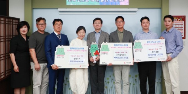 4. 이상일 시장과 전달식 참석자들이 기념촬영을 하고 있다.jpg