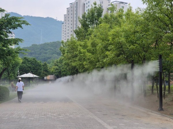 5. 새물근린공원에 설치한 쿨링포그 시설.jpeg