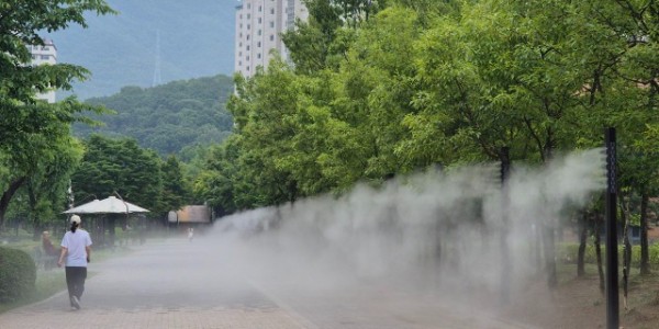 5. 새물근린공원에 설치한 쿨링포그 시설.jpeg