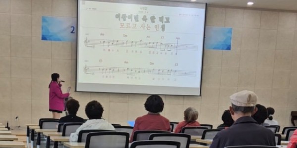 사진1 노래교실 운영사진.jpg