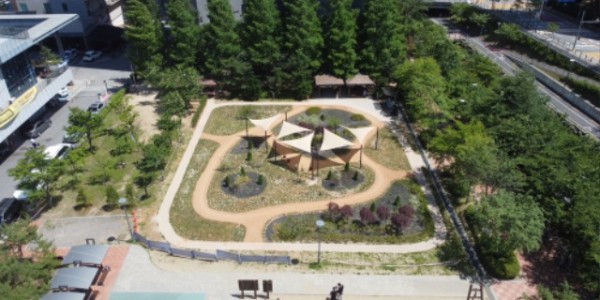 2, 신봉동 신봉체육공원에 조성된 ‘정원이 있는 맨발길’.JPG