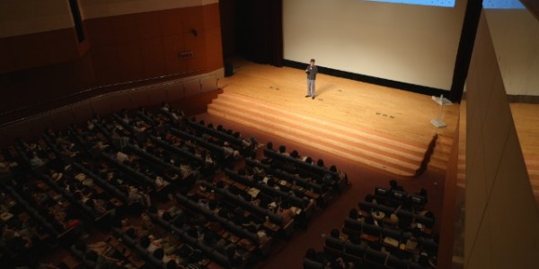 2. 12일 시청 에이스홀에서 ‘2025년 용인특례시 협치‧소통 강연’이 개최됐다.jpg