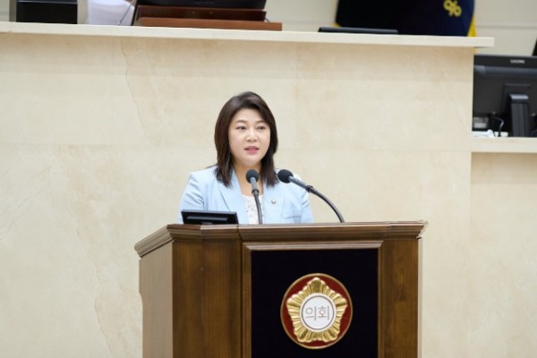 사진1. 박희정 용인특례시의원이 17일 열린 제293회 정례회 2차 본회의에서 5분 발언을 하고 있다..jpg