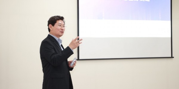 8-1. 이상일 용인특례시장은 19일 UNIST 과정에서 반도체 용인의 미래 주제로 특강을 진행했다.jpg