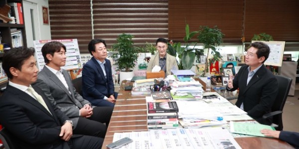 9-1. 내년 K리그2 참가를 목표로 창단 작업을 진행 중인 용인특례시가 19일 용인FC(가칭) 테크니컬디렉터로 전 축구 국가대표 간판 공격수 이동국 선수를 선임했다..jpg