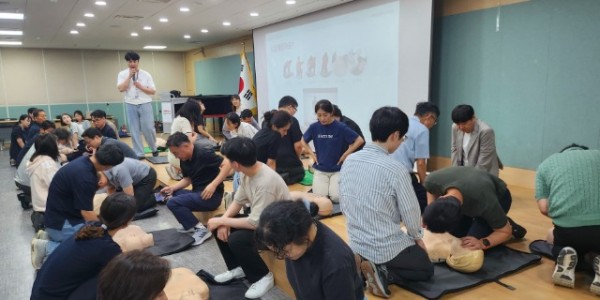 5-1. 용인특례시 기흥구가 25일 청사 내 소방훈련과 응급처치 교육을 진행했다..jpg