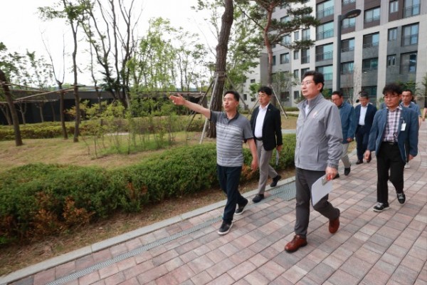 8-1. 이상일 용인특례시장은 24일 처인구 고림동 힐스테이트 용인 둔전역 아파트를 방문해 공동주택 민생현장 소통버스킹의 첫문을 열고 입주민들과 소통했다.jpg