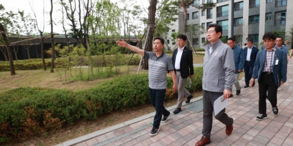 8-1. 이상일 용인특례시장은 24일 처인구 고림동 힐스테이트 용인 둔전역 아파트를 방문해 공동주택 민생현장 소통버스킹의 첫문을 열고 입주민들과 소통했다.jpg