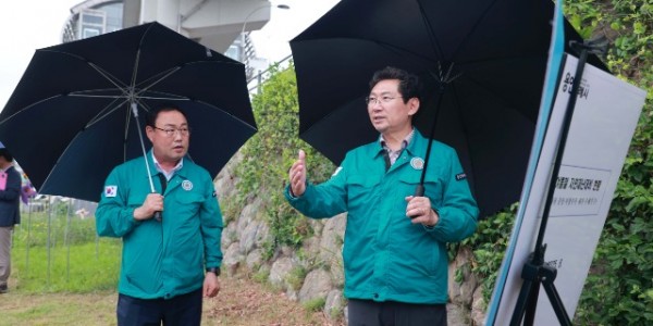 7-1. 25일 금학천에서 이상일 시장이 준설사업 현장을 시찰하고 있다.jpg