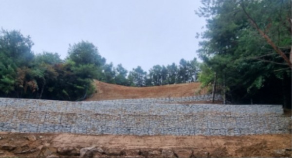 1. 용인특례시, 산지복구비를 활용해 방치된 산지전용 인허가 현장을 재해복구공사를 실시한 모습.jpg