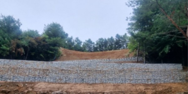 1. 용인특례시, 산지복구비를 활용해 방치된 산지전용 인허가 현장을 재해복구공사를 실시한 모습.jpg