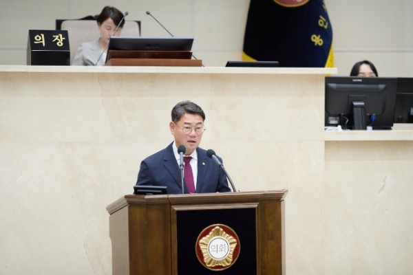 사진1. 이진규 의원이 27일 열린 제293차 제1회 정례회 제3차 본회의에서 시정 질문을 하고 있다..jpg