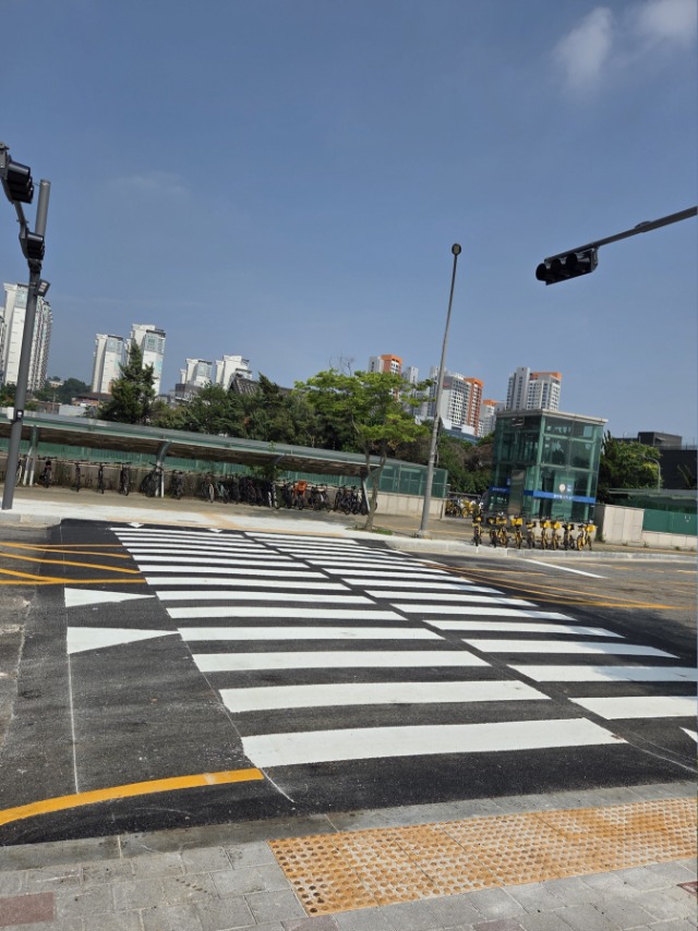 9-1. 용인특례시, GTX-A 구성역 4번출구 앞에 설치된 횡단보도.jpg