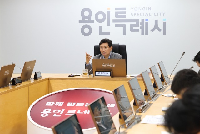 6-2. 7일 시청 영상회의실에서 열린 간부회의에서 이상일 시장이 발언하고 있다.jpg