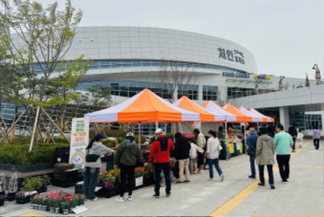 1. 용인특례시는 처인휴게소에 로컬푸드 직거래 장터를 매주 일요일 운영한다.jpg