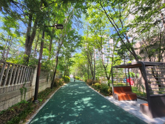 5-1. 용인특례시 수지구 수지중·풍덕초 통학로에 노후 바닥을 교체하고 지붕 있는 벤치를 설치해 시민 휴식 공간을 마련.jpg