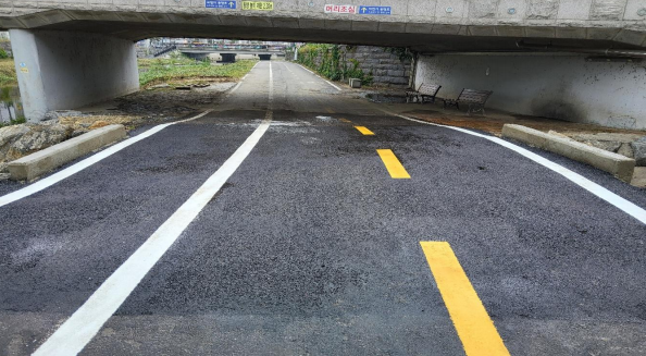 4-1. 콘크리트로 구조물로 교체된 금학천 보행데크.png