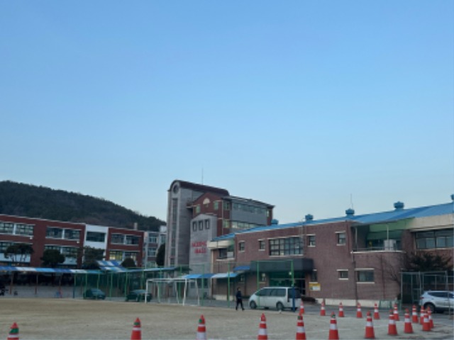 1. 용인특례시 처인구에 있는 용인중학교 전경.jpg