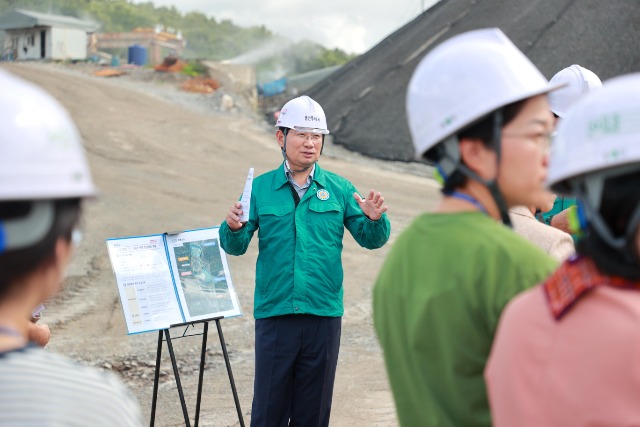 7-1. 이상일 용인특례시장은 21일 구성 지역 골재채취 및 건설폐기물 사업장을 방문해 비산먼지 발생 등 주민 불편사항을 확인하고 보완조치를 요구했다.JPG