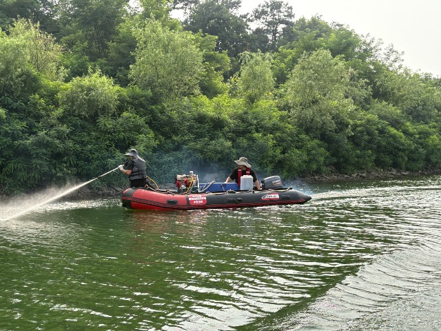 3-1. 기흥호수 녹조제거 활동 모습.jpeg