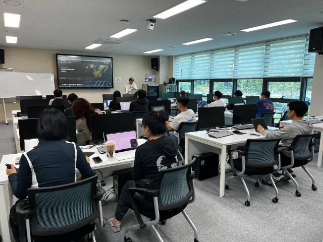 (사진자료) 제조 소공인 및 재직자 등이 역량강화 교육을 듣고 있다.jpg