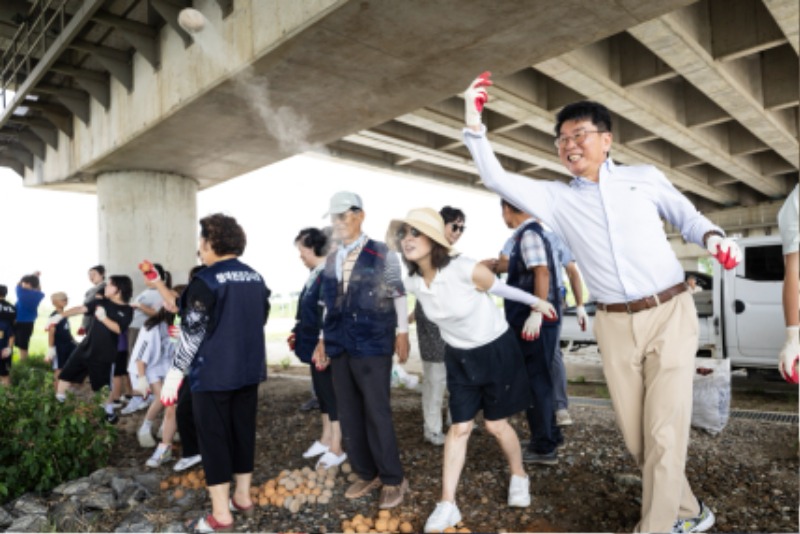 250730 윤성근 의원, 지역아동과 함께 환경보전활동 참여(1).jpg