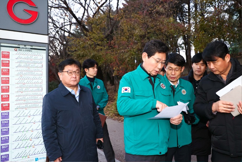 1-1. 이상일 용인특례시장이 지난해 12월 5일 아침 기흥역 버스정류장에서 광역버스 운행 상황을 점검하는 모습.jpg
