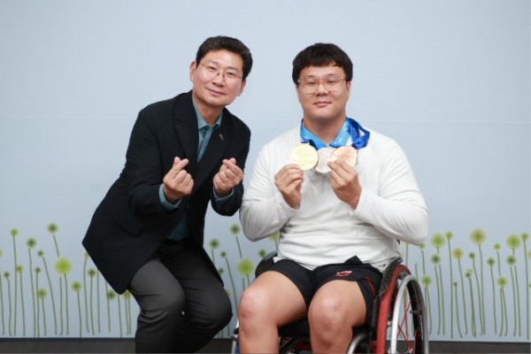 11-1. 이상일 용인특례시장(왼쪽)은 1일 시장실에서 열린 용인시 직장운동경기부 장애인수영팀 우승 메달 봉납식에서 조기성 선수(오른쪽)에게 메달을 수여했다.jpg