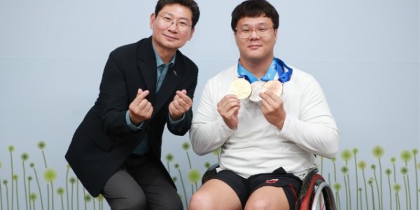 11-1. 이상일 용인특례시장(왼쪽)은 1일 시장실에서 열린 용인시 직장운동경기부 장애인수영팀 우승 메달 봉납식에서 조기성 선수(오른쪽)에게 메달을 수여했다.jpg