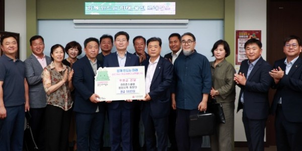 7. 이상일 시장은 3일 성금 500만원을 기탁한 국제라이온스클럽 용인지역 회장단과 후원금을 지정 기탁 받는 (사)아름다운미래커뮤니티 관계자들과 기념촬영하고 있다.jpg