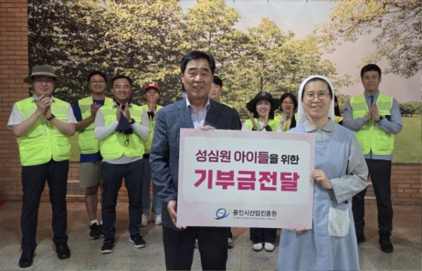 (사진자료1) 성심원에 기부금을 전달하고 있다.jpg