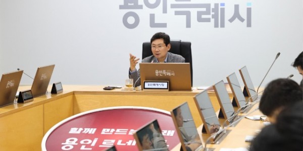 6-2. 7일 시청 영상회의실에서 열린 간부회의에서 이상일 시장이 발언하고 있다.jpg