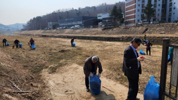 1-1. 용인특례시가 처인구 원삼면과 백암면의 핵심 수계인 청미천 수질개선 종합계획을 수립했다. 사진은 청미천의 환경정화 활동 모습..jpg
