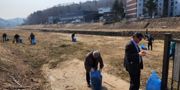 1-1. 용인특례시가 처인구 원삼면과 백암면의 핵심 수계인 청미천 수질개선 종합계획을 수립했다. 사진은 청미천의 환경정화 활동 모습..jpg