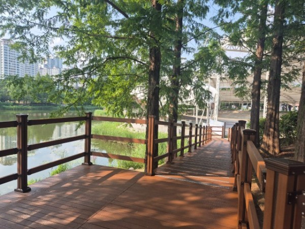 4-1. 동백호수공원에 신설된 데크길.jpeg