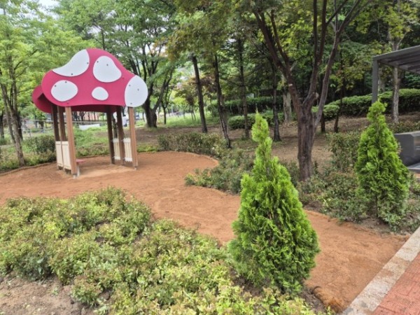 6-1. 용인특례시 수지구 한빛중학교 앞 경관녹지에 조성된 유아용 내 집 앞 맨발길.jpeg