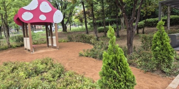 6-1. 용인특례시 수지구 한빛중학교 앞 경관녹지에 조성된 유아용 내 집 앞 맨발길.jpeg