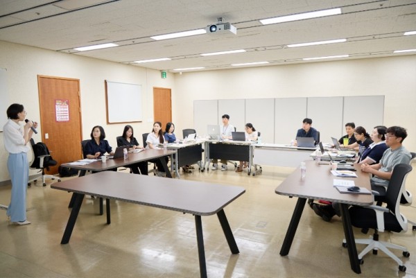 사진1. 용인특례시의회는 지난 8일 시청 4층 다목적회의실에서 ‘생성형 AI와 영상 편집 기술을 활용한 홍보 콘텐츠 제작실습 교육’을 했다..jpg